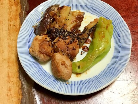 ナスと甘長唐辛子と豚つくねのミソ炒め。